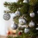 Set ornamente brad, 100 globuri, stea, argiontiu